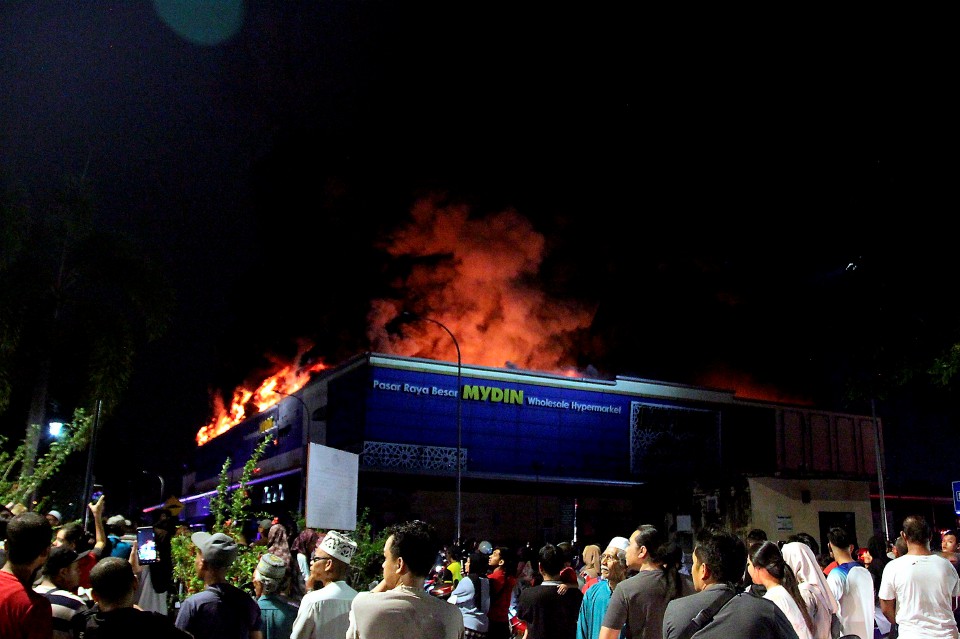 Pasar Raya Besar Mydin Manjoi terbakar