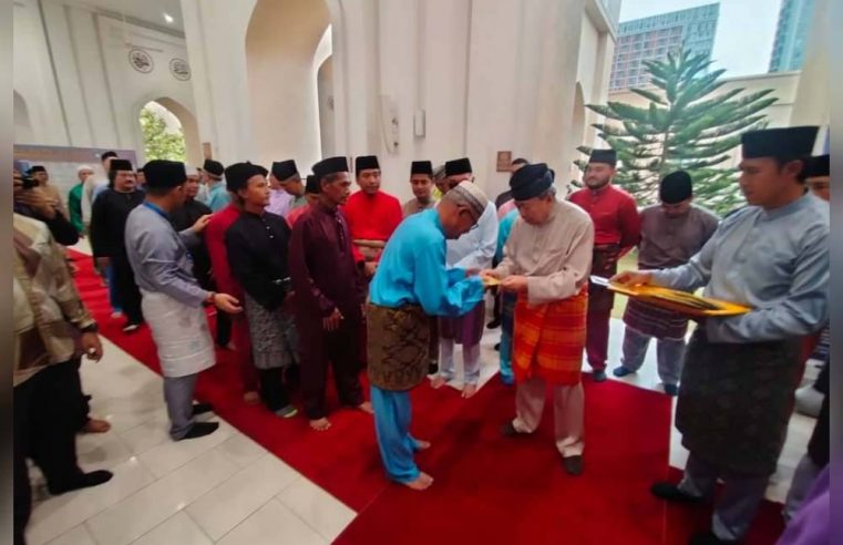 Sultan Selangor berkenan serah sendiri duit raya