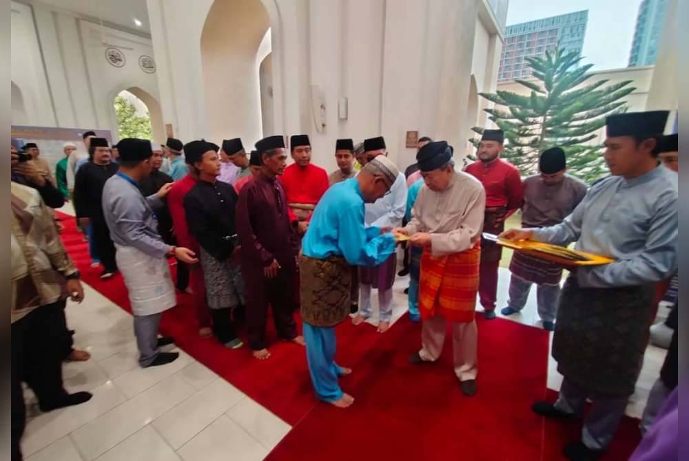 Sultan Selangor berkenan serah sendiri duit raya