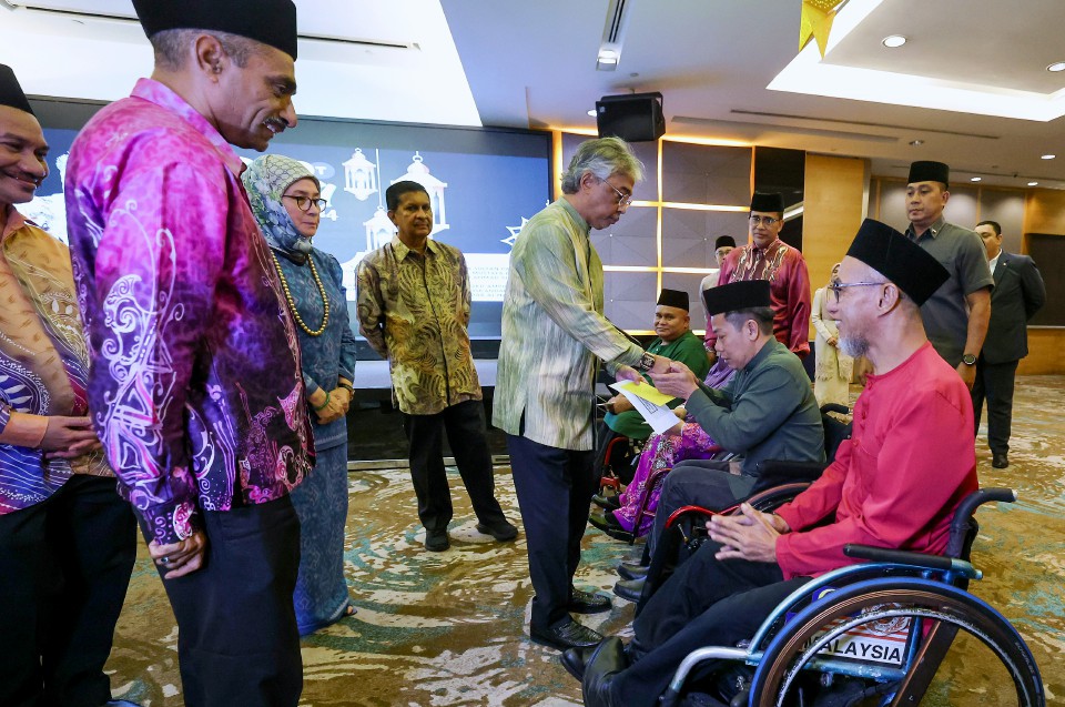 Sultan Pahang sampaikan sumbangan Aidilfitri kepada bekas atlet